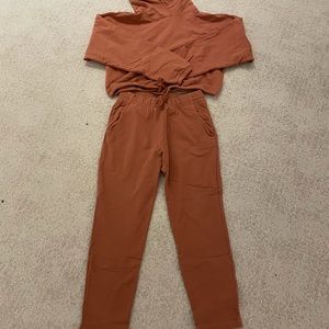 Aritzia sweat set. Perfect condition. Never worn. Rust colour